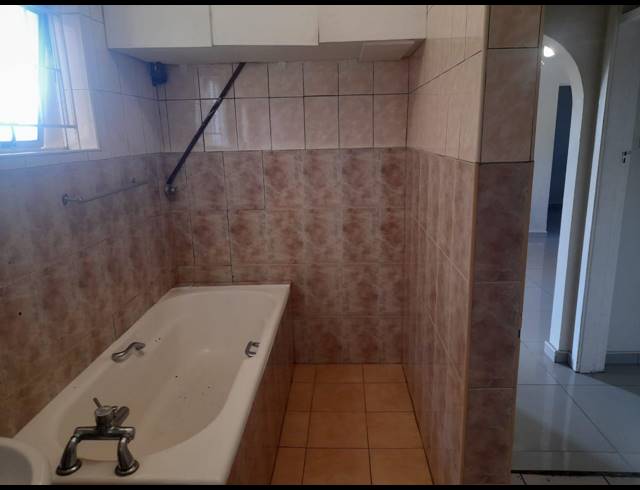 2 BEDROOM FLAT RENTED IN ESSENWOOD